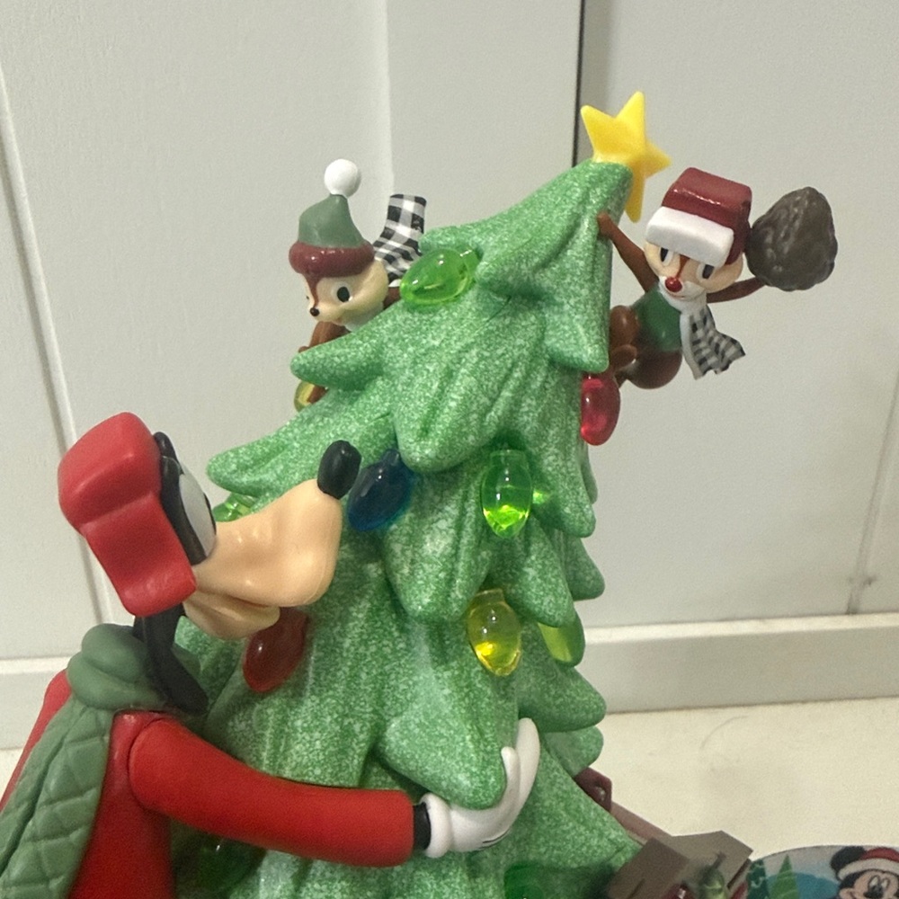 Disney Parks 2025 Exclusive Mickey’s Very Merry Christmas Party Popcorn Bucket - Picture 5 of 10